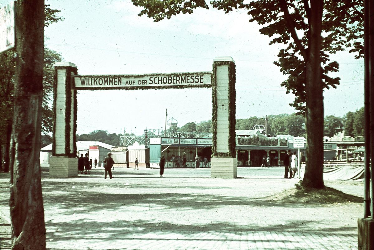 La photo la plus ancienne d'un portail à la Fouer date de 1942