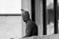 ARCHIV - 05.09.1972, Bayern, München: Ein vermummter arabischer Terrorist zeigt sich auf dem Balkon des israelischen Mannschaftsquartiers im Olympischen Dorf der Münchner Sommerspiele. Die Olympischen Spiele 1972 waren zukunftsweisend. Sie hätten im Positiven zu einem Meilenstein der deutschen Nachkriegsgeschichte werden können. Doch das Massaker von München führte zu einer Zäsur ganz anderer Art. (zu dpa "Olympia 1972 in München: Zauber, Grauen und doppeltes Versagen") Foto: picture alliance / dpa +++ dpa-Bildfunk +++