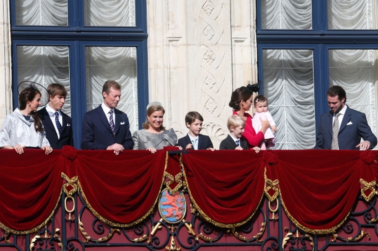 Die großherzogliche Familie auf dem mit Samt geschmückten Balkon des Palais.