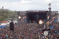 ARCHIV - 08.06.2019, Rheinland-Pfalz, Nürburg: Rockfans drängen sich während des Auftritts der Band Feine Sahne Fischfilet vor der Hauptbühne des Open-Air-Festivals "Rock am Ring". Gibt es in Zeiten von Corona noch eine Chance auf den Festival-Sommer 2021? (zu dpa "Der Traum vom Festival-Sommer: Wann gehts wieder zum Open Air?") Foto: Thomas Frey/dpa +++ dpa-Bildfunk +++