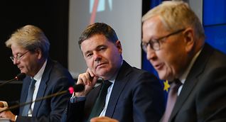 From left to right: EU Economy Commissioner Paolo Gentiloni, Eurogroup President Paschal Donohoe, and ESM Managing Director Klaus Regling addressing the press on Monday