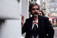 German-Turkish journalist Deniz Yucel arrives at his home in Istanbul on February 16, 2018 following his release from prison. 
Turkey ordered the release of German-Turkish journalist Deniz Yucel, held for more than a year without charge, which could remove a major hurdle to repairing ties between Ankara and Berlin. / AFP PHOTO / YASIN AKGUL