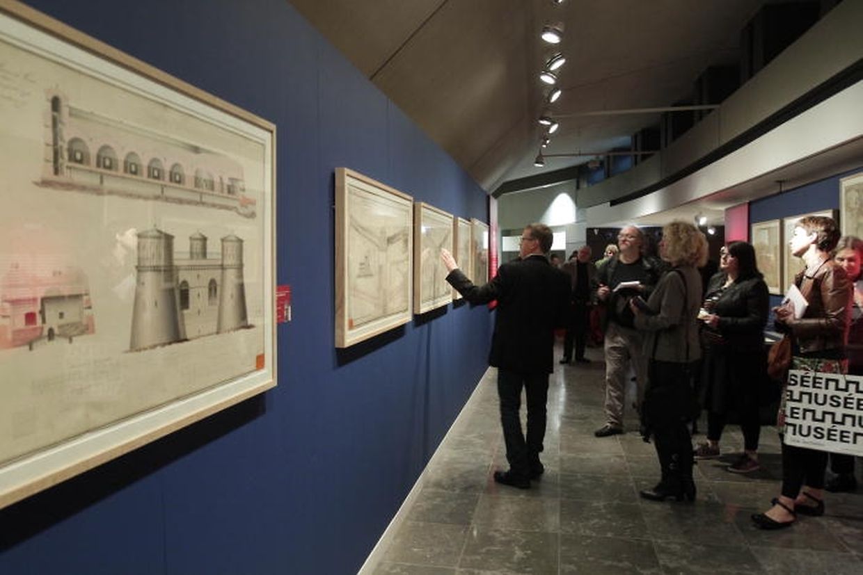 Da die Dokumente lichtempfindlich sind, wurden die Ausstellungsräumen nur mit 50 Lux ausgeleuchtet.