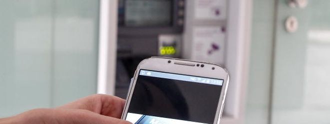 Immer mehr Kunden wollen ihren Kontostand egal wo, egal wann, per Smartphone-App abrufen.