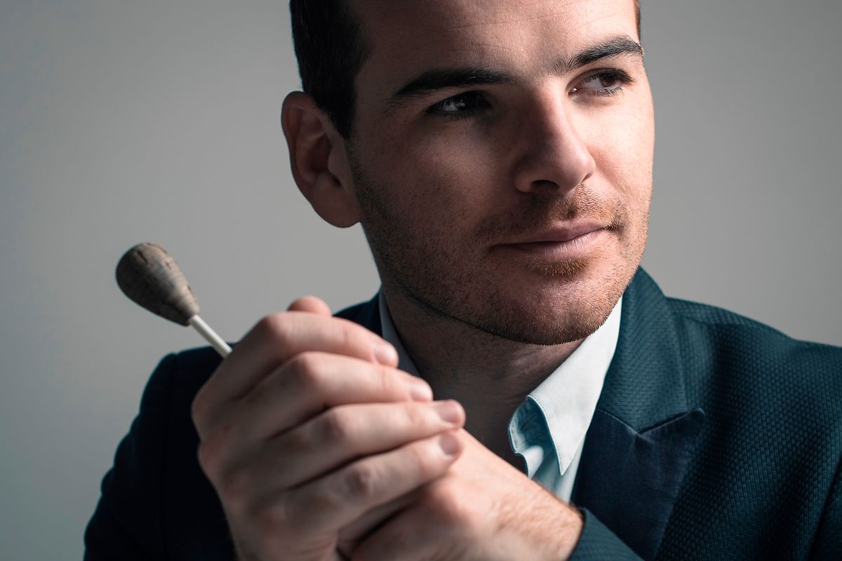 Lionel Bringuier wird die Leitung des Konzerts übernehmen.