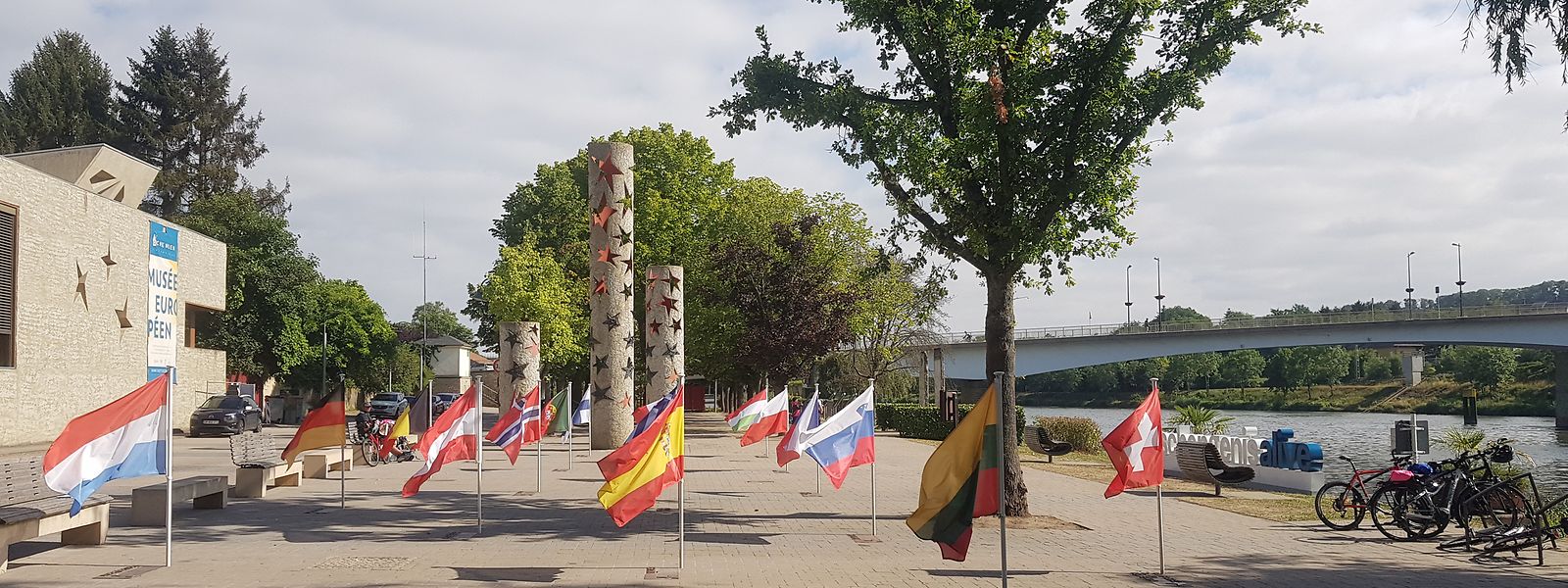 Sur le parvis du musée européen de Schengen, les drapeaux des pays membres de «l'espace Schengen».
