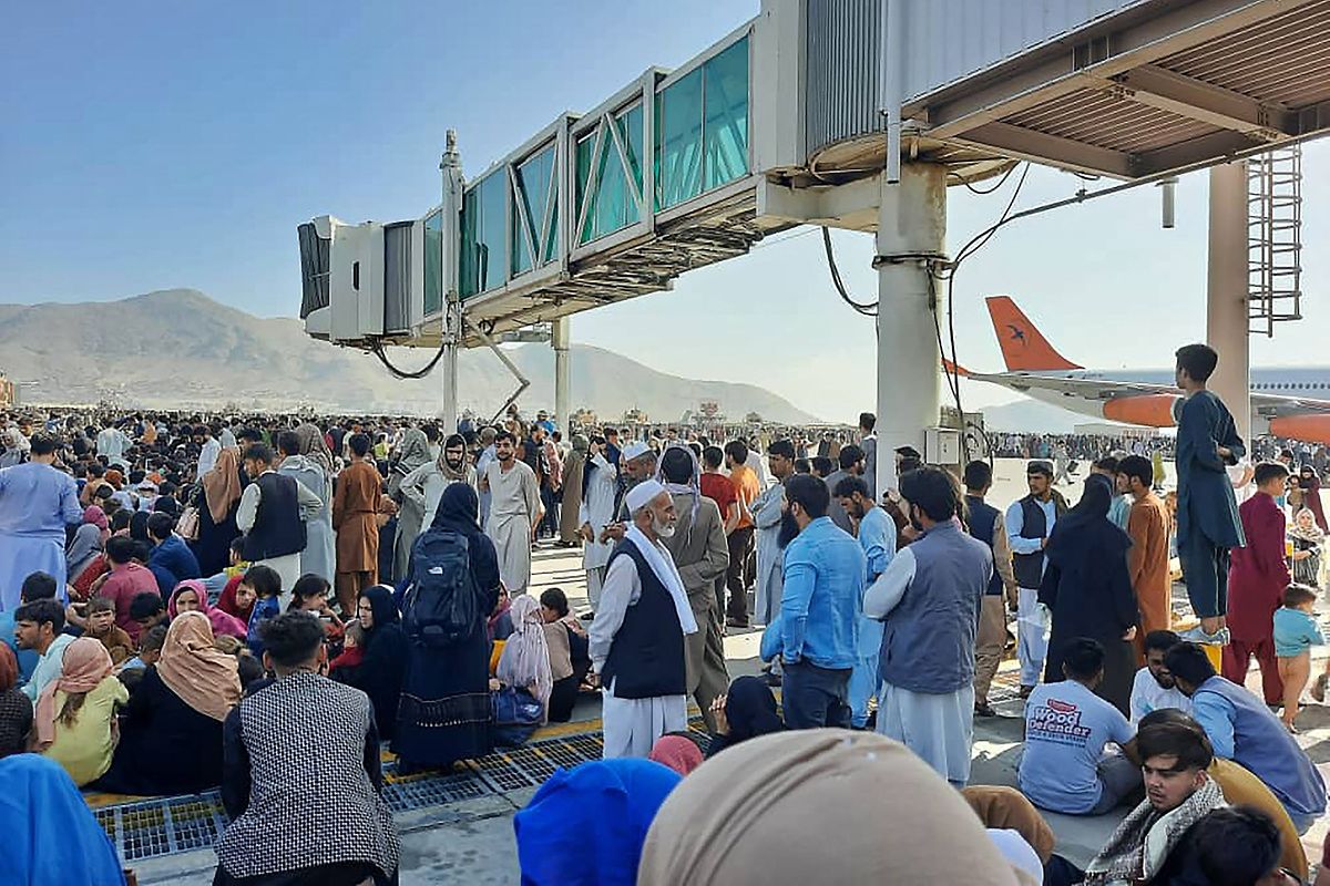 Auf dem Rollfeld des Flughafens hoffen Flüchtlinge auf eine Evakuierung. 