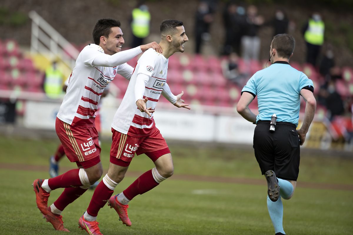 Fola-Stürmer Zachary Hadji, hier mit Cedric Sacras (l.), schießt seine Mannschaft fast im Alleingang zum Sieg.