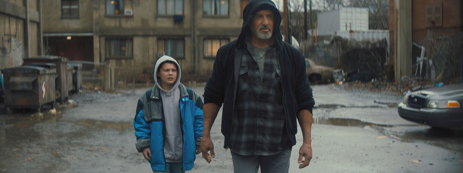 Sylvester Stallone – hier an der Seite seines Filmpartners Javon „Wanna“ Walton – verkörpert in „Samaritan“ einen ehemaligen Superhelden, der sich als Müllmann durchs Leben schlägt.