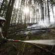 Da Brandnester sich durch Trockenheit und Wind erneut entzünden  könnten, waren während des gesamten Wochenendes Feuerwehrkräfte vor Ort, um schnellstmöglich reagieren zu können.
