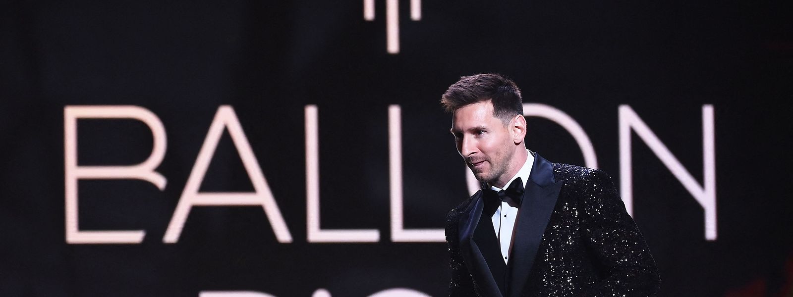 Lionel Messi freut sich über den erneuten Triumph.