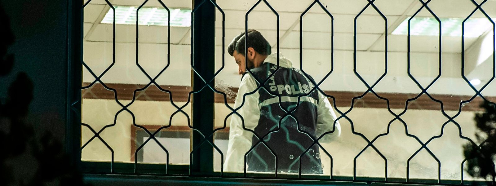 Ein Beamter der türkischen Polizei bei der Spurensicherung im Konsulat.