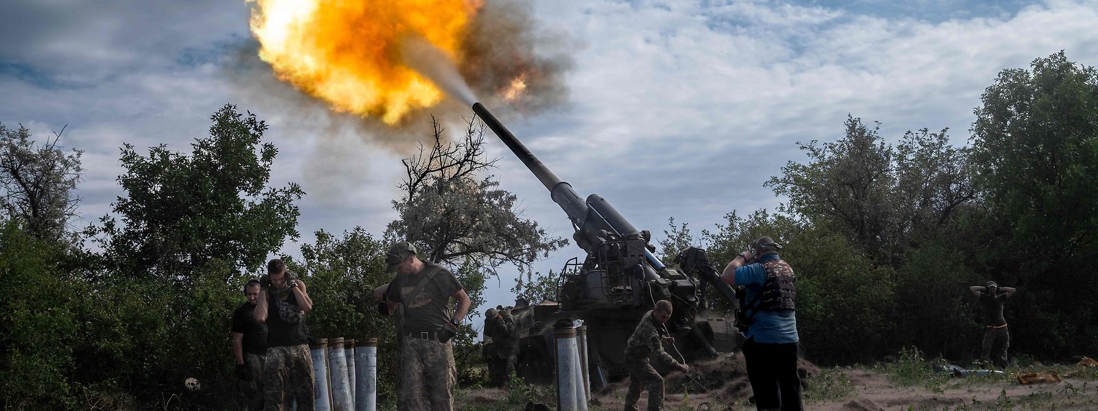 Ukrainische Truppen beim Abfeuern einer Granate.