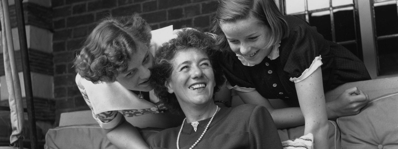Enid Blyton mit ihren beiden Töchtern Gillian (links) und Imogen (rechts) in ihrem Haus in Beaconsfield. Als die Kinderbuchautorin selbst Mutter wurde, habe sie sich im Kinderzimmer selten blicken lassen, schrieb Tochter Imogen später. 