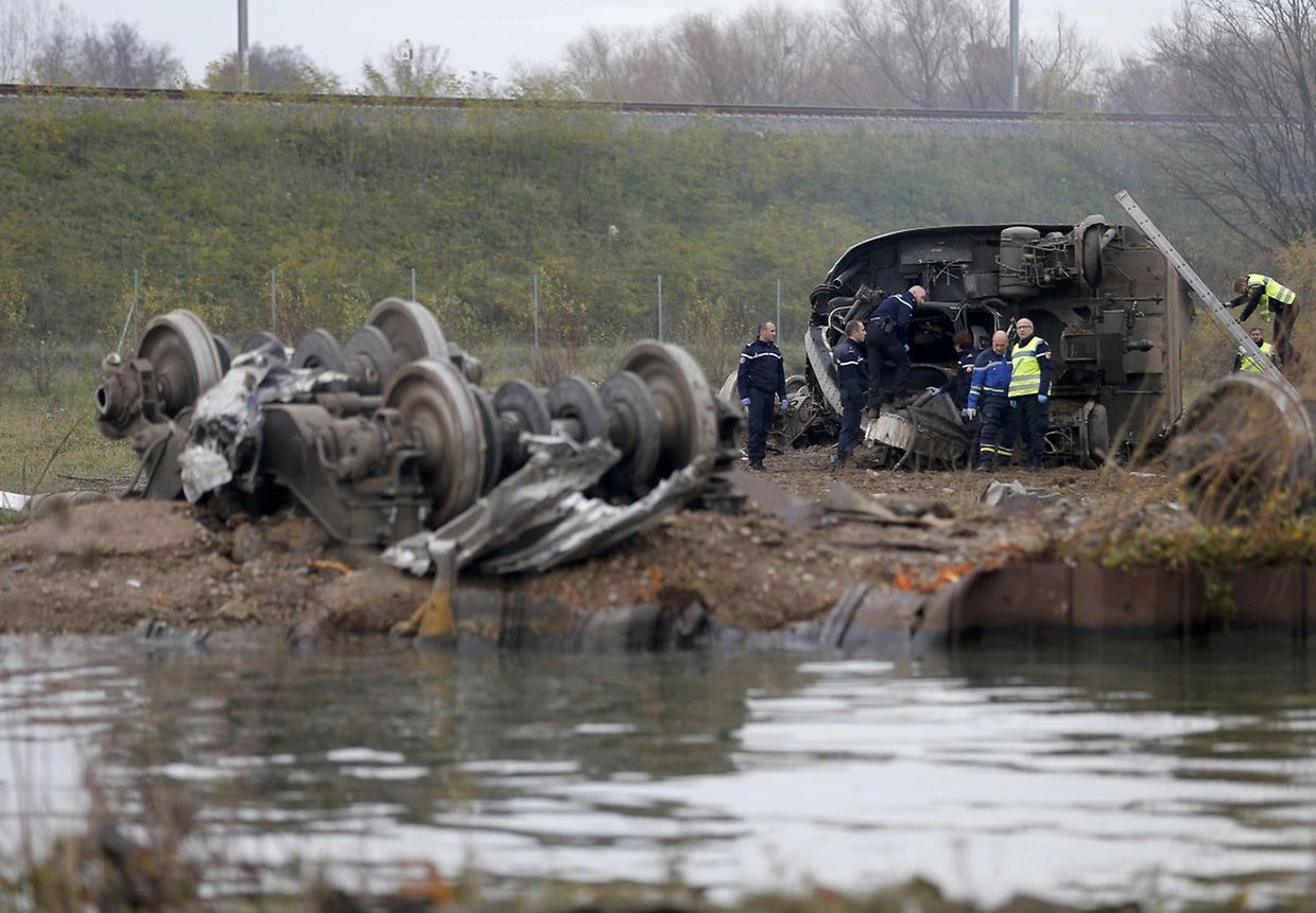 Rescue workers search the wreckage of a test TGV train that derailed and crashed in a canal outside Eckwersheim near Strasbourg, eastern France, November 14, 2015.    REUTERS/Vincent Kessler   