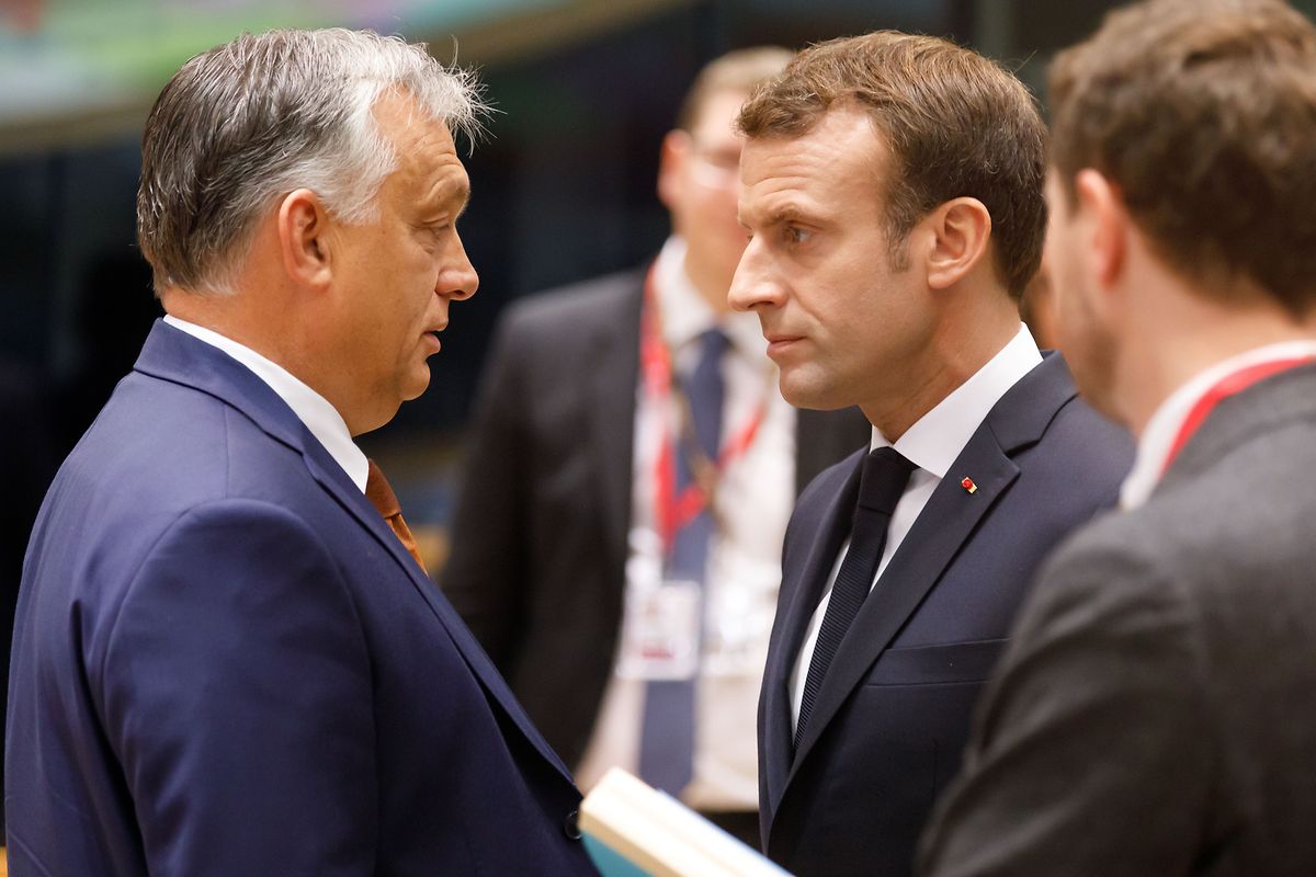 Viktor Orban (l), Ministerpräsident von Ungarn, spricht mit Emmanuel Macron.