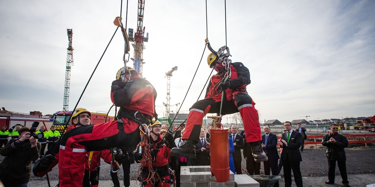 Mit einer spektakulären Aktion wurde der Grundstein gelegt.