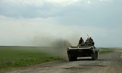 Ukrainische Soldaten sind in der Region um Charkiv unterwegs.