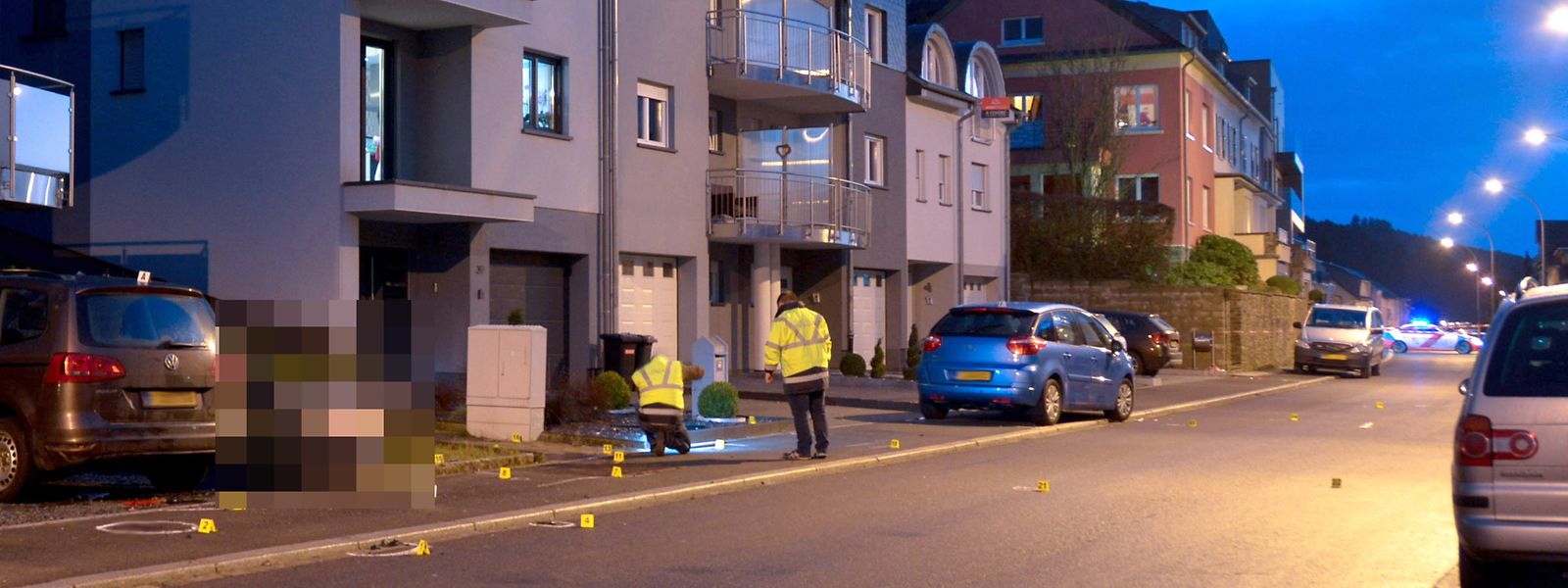 Mit diesem blauen Citroën raste der Täter in Wiltz absichtlich in die Menschengruppe. Auf dem Bild sind Beamte des Mess- und Erkennungsdienstes bei der Spurensicherung zu sehen. 
