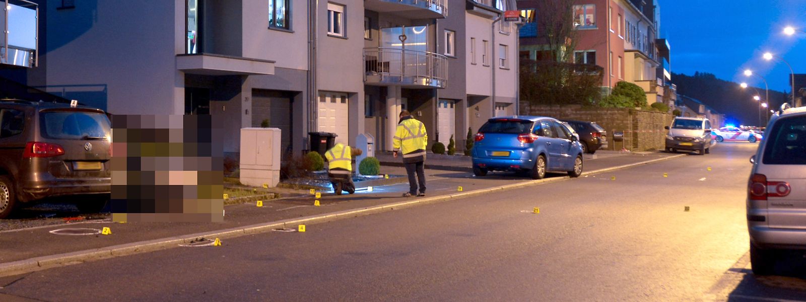 Mit diesem blauen Citroën raste der Täter in Wiltz absichtlich in die Menschengruppe. Auf dem Bild sind Beamte des Mess- und Erkennungsdienstes bei der Spurensicherung zu sehen. 