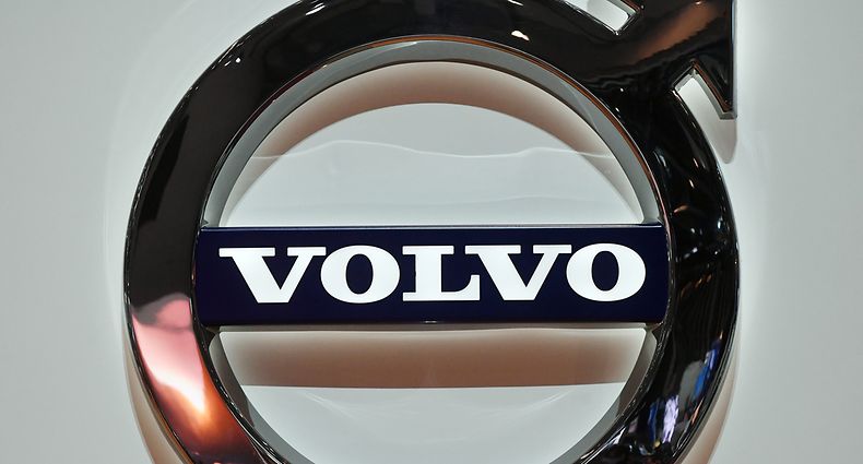 ARCHIV - 07.03.2018, Schweiz, Genf: Ein Volvo-Logo, aufgenommen beim Genfer Autosalon am zweiten Pressetag. Volvo Cars ruft 219 000 Autos in die Werkstätten zurück. (zu dpa «Volvo ruft 219 000 Autos zurück» vom 23.01.2019) Foto: Uli Deck/dpa +++ dpa-Bildfunk +++