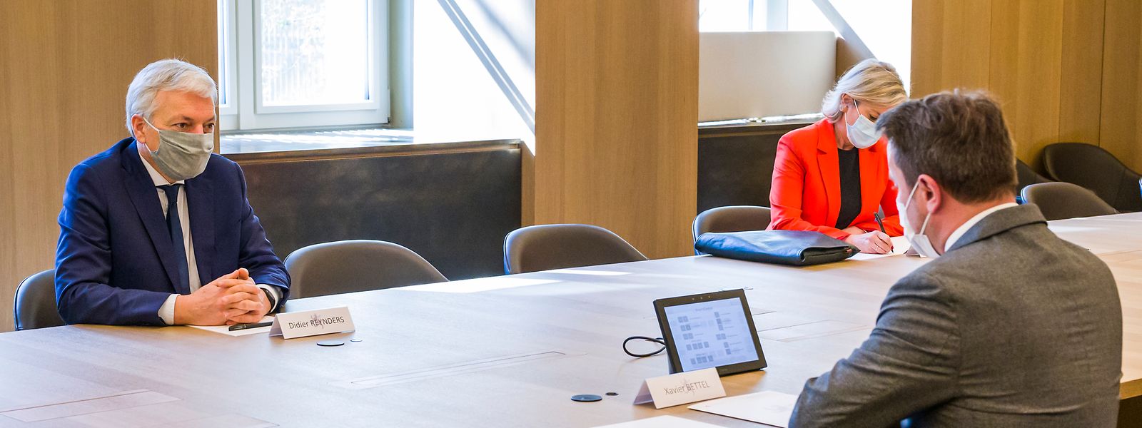 EU- Justizkommissar Didier Reynders, Kabinettchefin Geneviève Tuts und Premierminister Xavier Bettel.