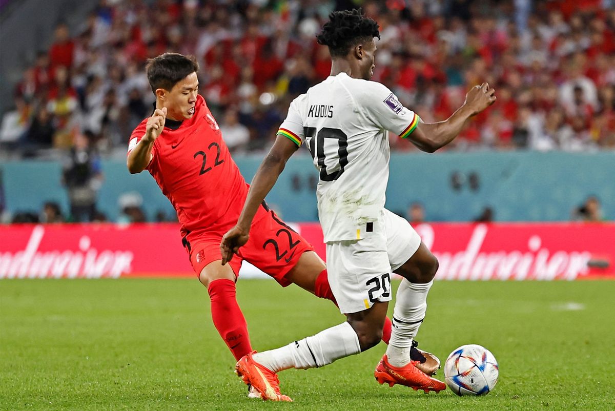 Chang-hoon Kwon (l.) verliert mit Südkorea gegen Ghana um Mohammed Kudus.