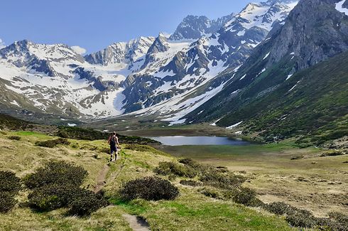 Rund um den Seeber See lässt es sich im Sommer herrlich Wandern – Ausblick auf schneebedeckte Gipfel inklusive. 