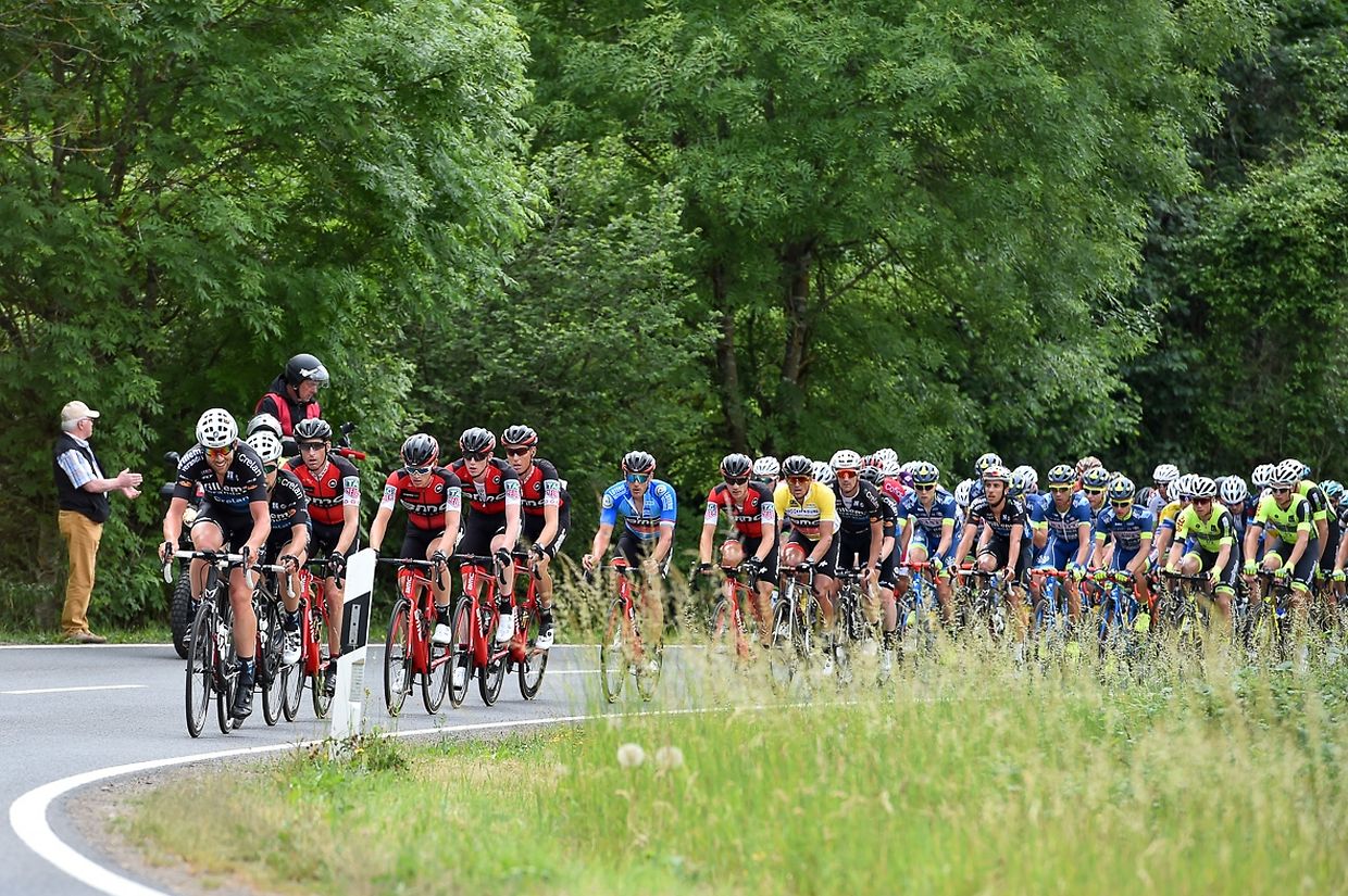 Das Fahrerfeld im Anstieg hinauf nach Bourscheid.