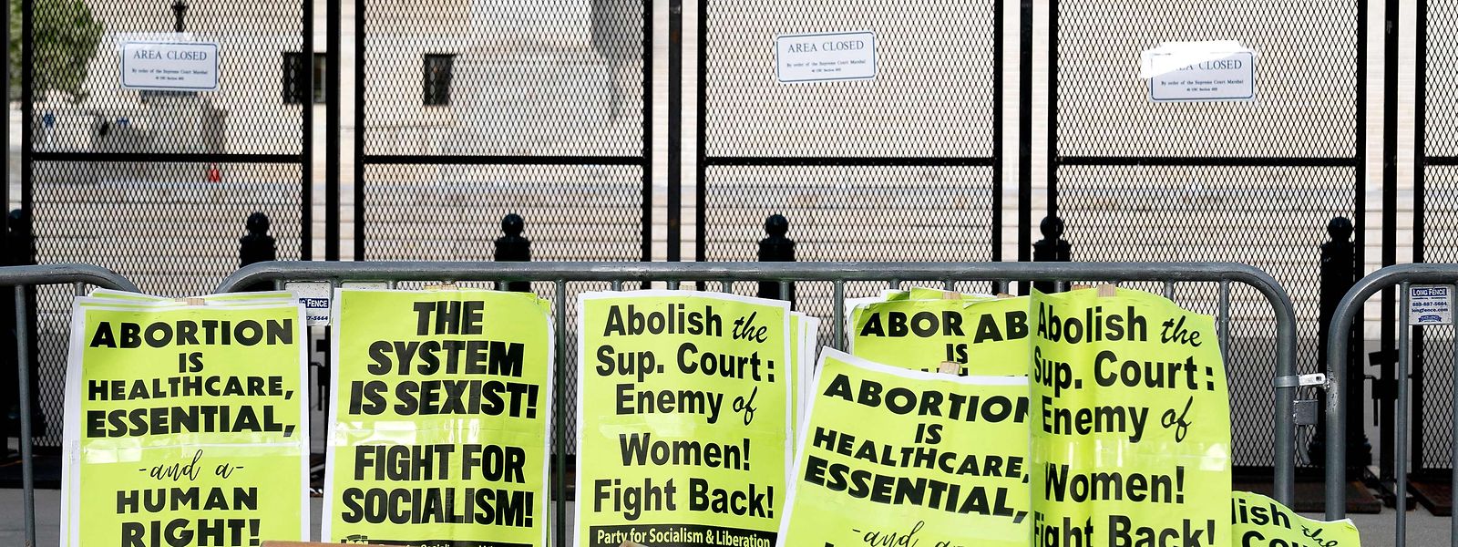 Posters a favor do aborto colocados em frente ao Supremo Tribunal americano, em Washington, que pondera revogar o caso Roe vs Wade, o que poderá levar à  anulação da lei do aborto nos EUA. 