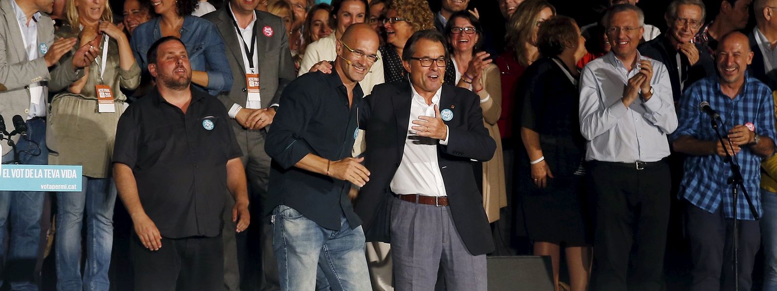  Kataloniens Präsident Artur Mas (Mitte) und sein Kandidat Raul Romeva (2. v. links).