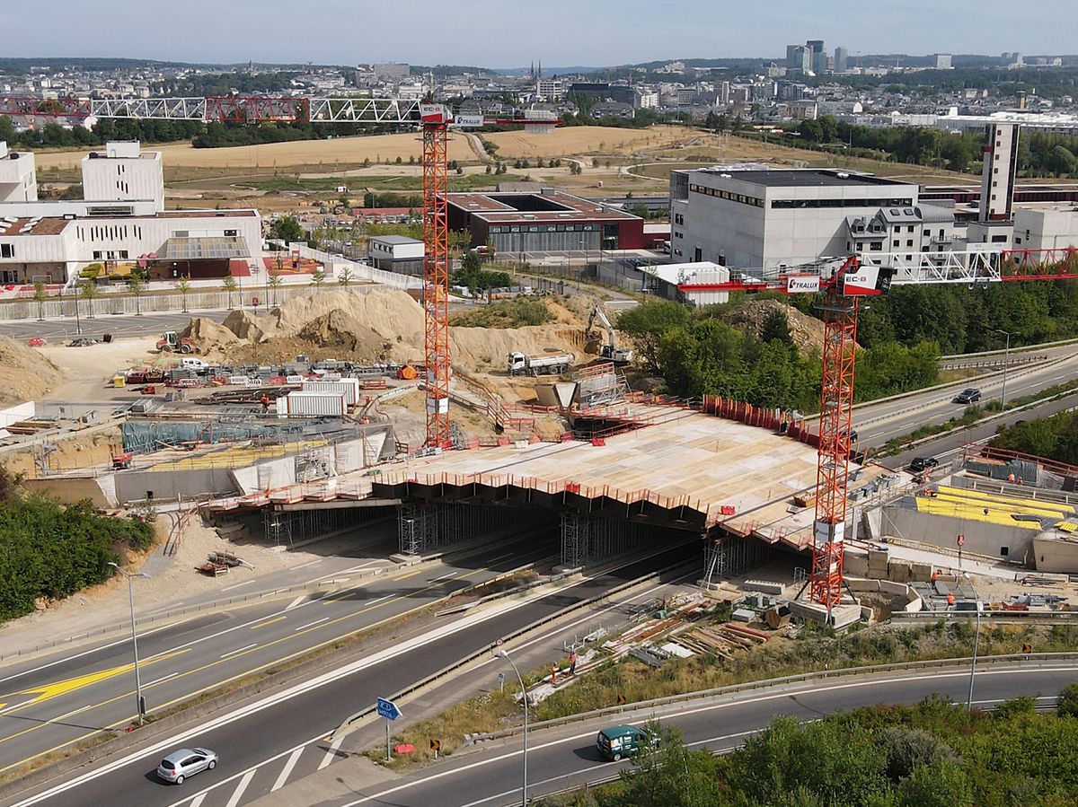 Le coffrage pour le béton est déjà en place et laisse entrevoir la future forme du pont.