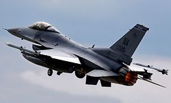 Ein F16-Kampfflugzeug der US Air Force startet während eines rumänisch-amerikanischen Manövers.