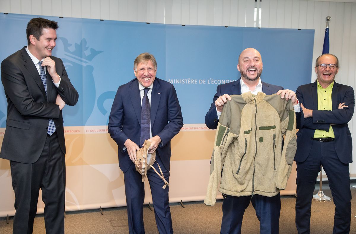Einsatzbereit: Bei seiner Amtseinführung erhielt François Bausch (Déi Gréng) im Dezember 2018 den passenden "battle dress" von Vorgänger Etienne Schneider (LSAP, 2.v.r.), dies im Beisein von Lex Delles (DP, l.) und Claude Turmes (Déi Gréng, r.). 