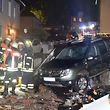 01.06.2018, Saarland, Saarbrücken: Einsatzkräfte der Feuerwehr stehen in einer Straße, in der mehrere Autos vom Starkregen weggeschwemmt wurden. In der Nacht zum Freitag haben in vielen Teilen Deutschlands Unwetter gewütet. Foto: Beckerbredel/dpa +++ dpa-Bildfunk +++