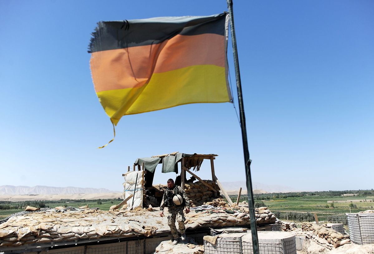 19.08.2011: Bundeswehrsoldaten bewachen im Distrikt von Charrah Darreh nahe Kundus die Höhe 432, die von der Bundeswehr gehalten wird.