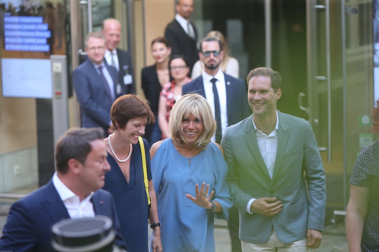 Gauthier Destenay, Brigitte Macron et Amélie Derbaudrenghien se promènent à Luxembourg
