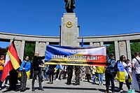 Manifestantes exibem uma faixa de apoio à Ucrânia junto ao Memorial de Guerra Soviético em Tiergarten, em Berlim, este domingo