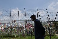 Um homem passa pelo mural pela paz e reunificação no Parque Imjingak, perto da zona desmilitarizada na fronteira entre as duas coreias, na cidade de Paju.