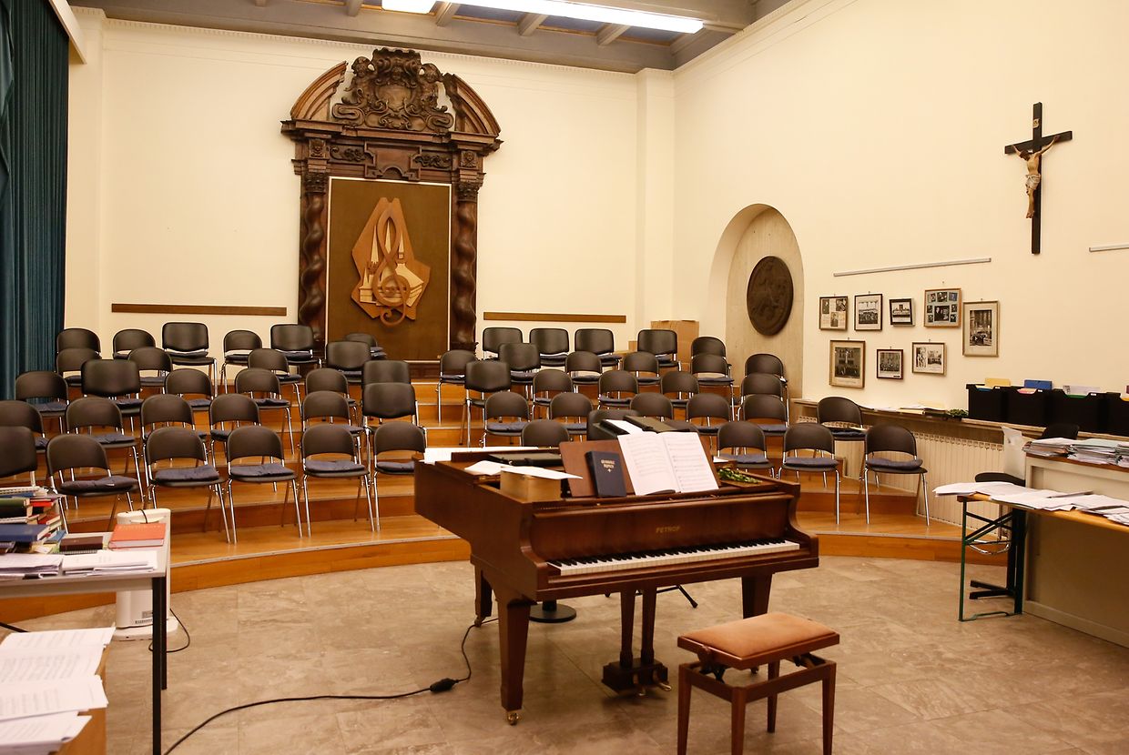 Einer der Altar befindet sich im Probesaal des Chors , dem ehemaligen Tresorraum. Dort, wo sich früher das Altarbild befand, wurde ein Holzbild mit einer Note eingesetzt.