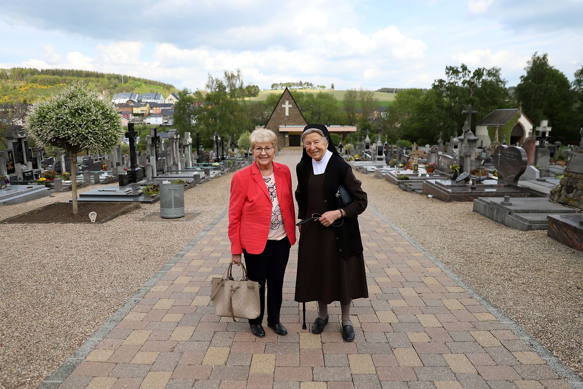 Antonia et Marie-Josée Thill dans le cimetière où sont enterrés leurs parents et le prêtre Prosper Colling