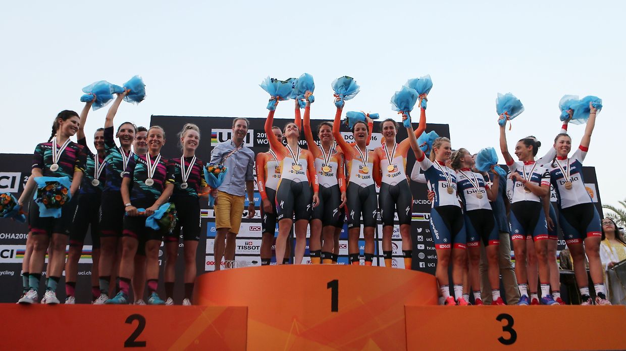 Weltmeister! Ganz oben auf dem Podium stehen Christine Majerus (r.) und ihre Teamkolleginnen von Boels Dolmans Cycling Team. Mit ihrem Team hat sie in Katar das Teamzeitfahren gewonnen.