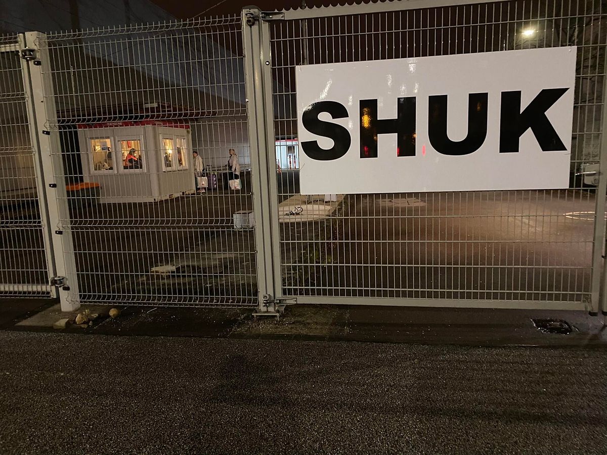 O Contacto tentou visitar o SHUK, mas o Ministério respondeu que "a realização de reportagens no local não é possível devido à necessidade de proteger a privacidade das pessoas envolvidas".