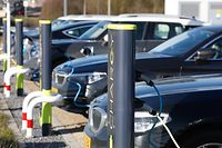 Wer nicht unbedingt ein neues Auto braucht, übt derzeit "Kaufzurückhaltung" - die anderen trauen sich und probieren ein Auto mit Elektromotor.