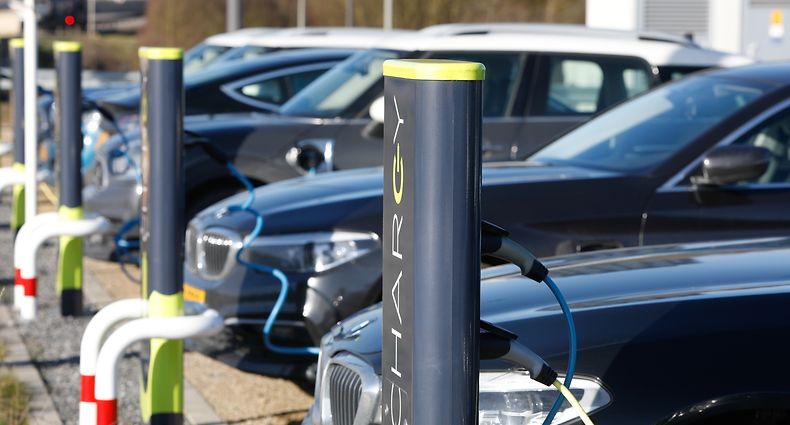 Wer nicht unbedingt ein neues Auto braucht, übt derzeit "Kaufzurückhaltung" - die anderen trauen sich und probieren ein Auto mit Elektromotor.