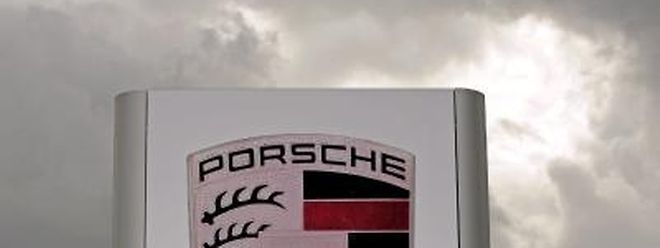 Dunkle Wolken über dem Logo des Autobauers Porsche.