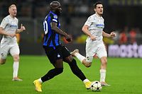 (FILES) In this file photo taken on October 26, 2022, Inter Milan's Belgian striker Romelu Lukaku (C) controls the ball during the UEFA Champions League Group C football match between Inter Milan and Viktoria Plzen at the Giuseppe-Meazza (San Siro) stadium in Milan.  - Romelu Lukaku has suffered a new hamstring injury less than a week after returning to action for Inter Milan, the Serie A club said on October 31, 2022. In a statement, the Inter said Belgian striker Lukaku had picked up a "tension in the hamstrings of his left thigh", the same muscle that kept him out of action for two months.  (Photo by MIGUEL MEDINA / AFP)