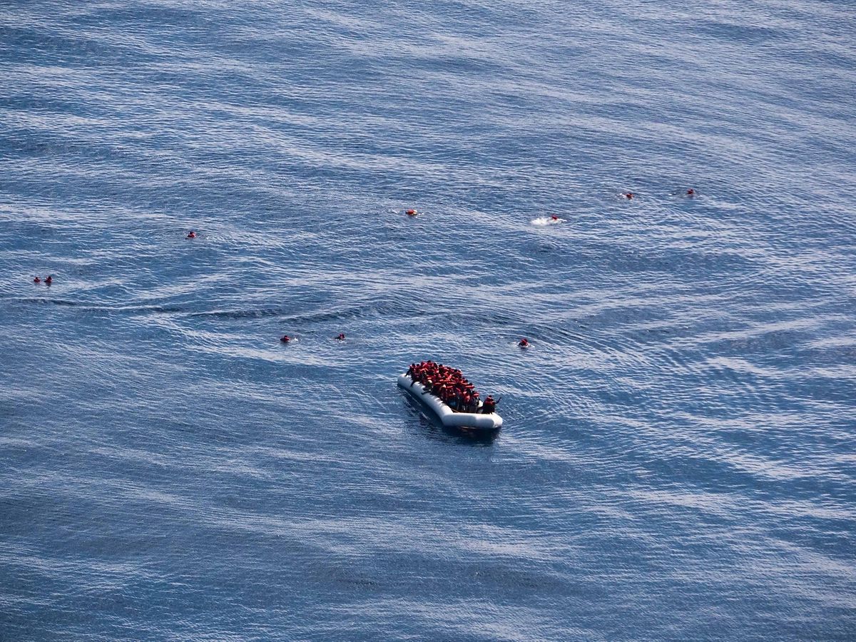  Bei der Rettung von Migranten aus dem Mittelmeer ist die Besatzung des deutschen Rettungsschiffs «Alan Kurdi» nach eigenen Angaben von libyschen Streitkräften mit Schusswaffen bedroht worden. Viele Migranten seien in Panik ins Wasser gesprungen. Es gelang der Crew später die Migranten wieder an Board zu bringen.