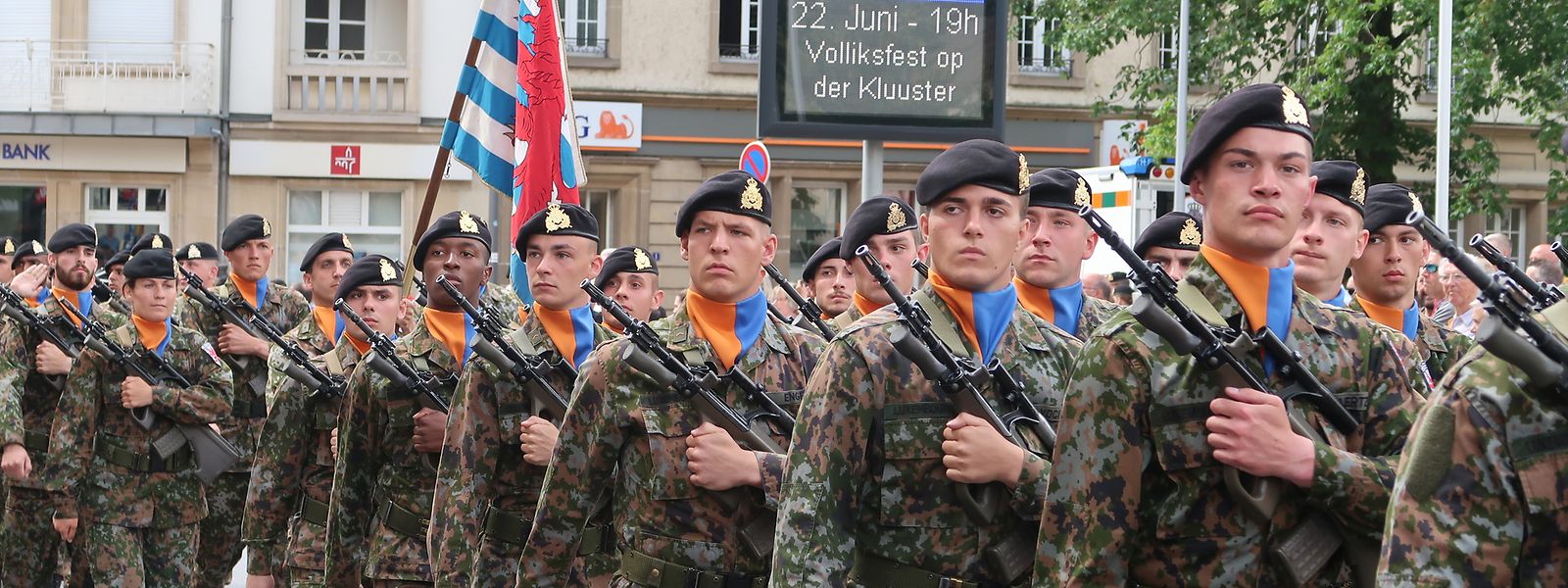 Die Soldaten defilieren in der Rue de Stavelot an der Ehrentribüne vorbei.
