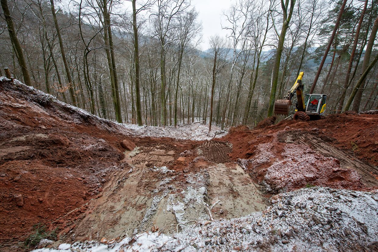 Ein Spezialbagger arbeitet an der Stelle, wo die K29 bei einem Erdrutsch abgesackt ist.